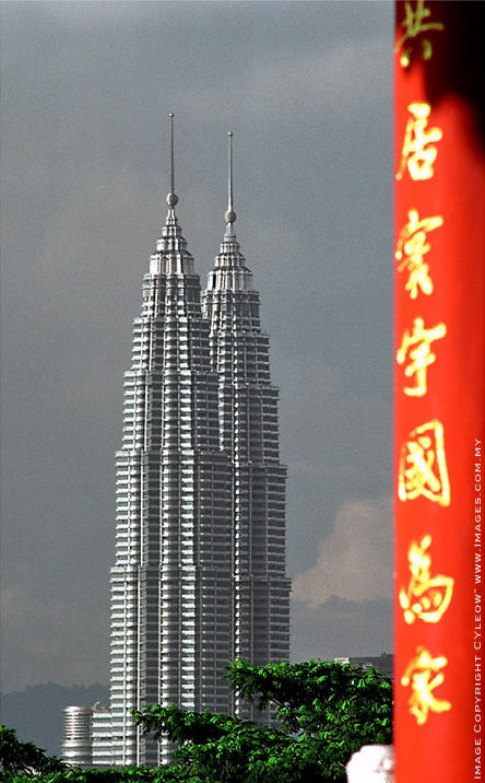 a great photo from distant of Petronas twin towers by CYLeow/KLtwin_tower.jpg