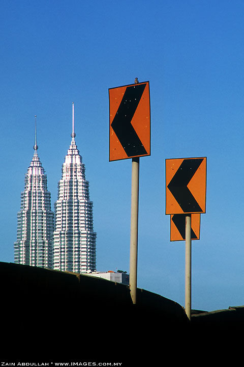 KLCC/Petronas Twin Tower roadsign.jpg