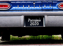 Pntaic car old