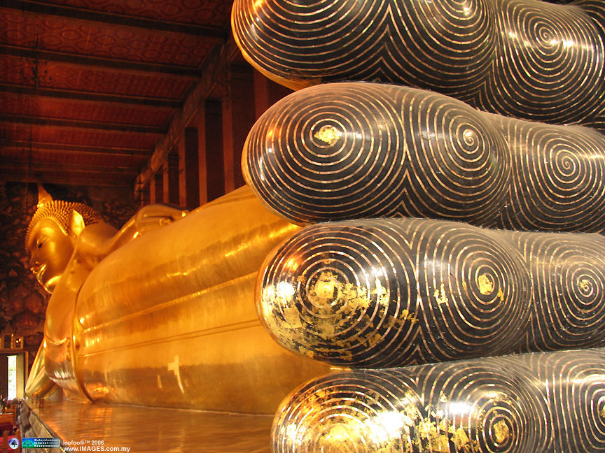 http://www.mir.com.my/leofoo/Thai-amulets/Buddhist_Landmarks/Bangkok/Wat_Pho_Sleeping_Buddha.jpg