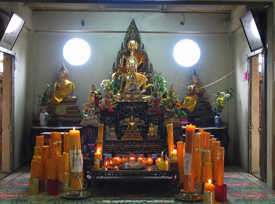 The Main Hall Buddhist Statues at Wat Buppharam Thai (Siamese) Buddhist Temple .in Penang (108k) Loading ....