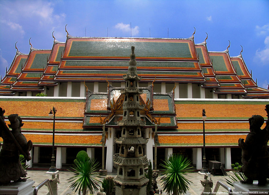 The roof and overall structure of Phra Ubosot / Ordination Hall of Wat Suthat Thep Wararam Buddhist Temple Bangkok Thailand (135k) Loading ....