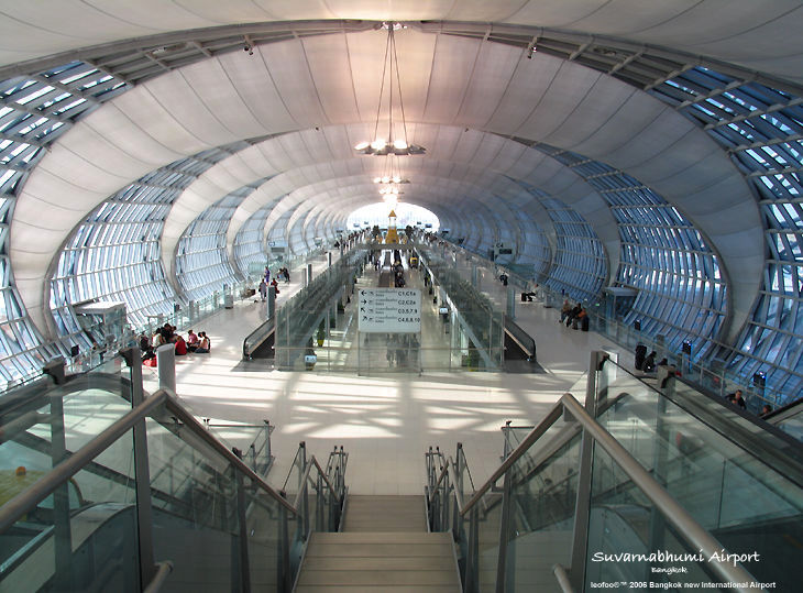 The daparture tunnel at Thailand new Suvarnabhumi International Airport shortly after official launch, 2006