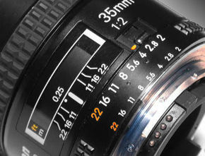A detailed view on the various lens control features found on the AF Nikkor 35mm f/2.0s early version