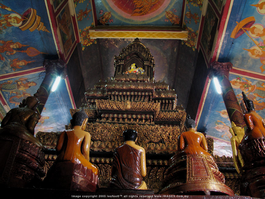 The 6oo years old Wat Phnom in Phnom Penh City  180k Jpeg Loading ....