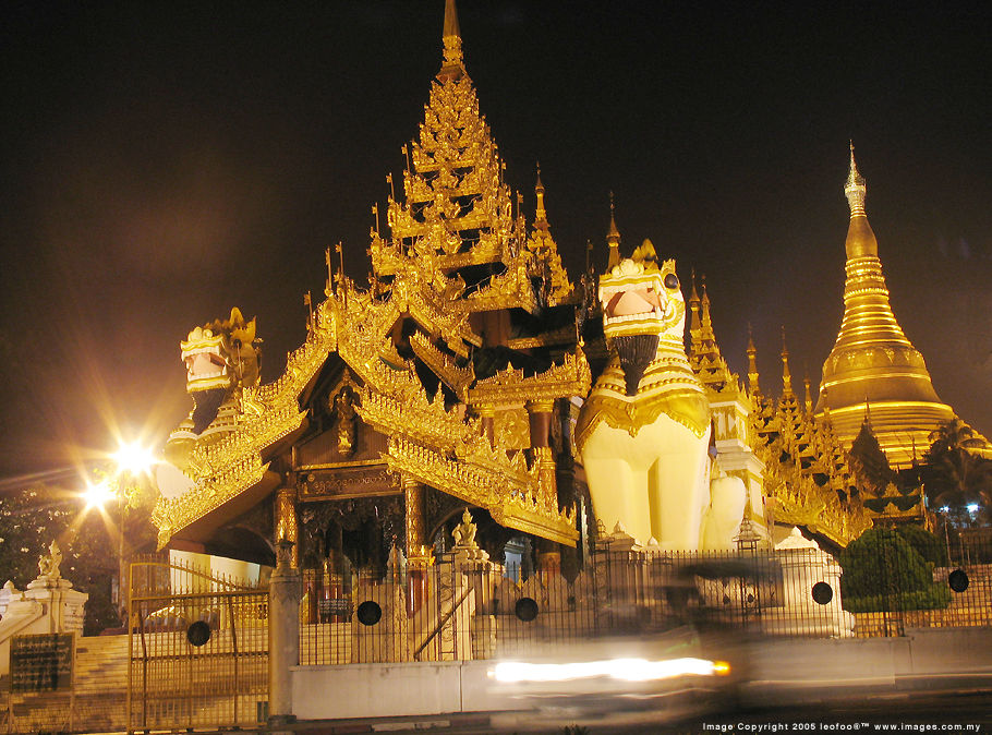 A front Photo of the faous landmark of Burma, incredible look of the magnificent Shwedagon Pagoda, Rangoon (Yangon), Burma (Myanmar). (Myanmar)