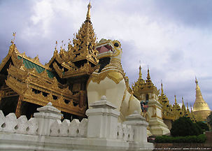 A grand picture of the Shwedagon Pagoda during daytime