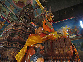 Wat_phnom_interior_Bm.jpg