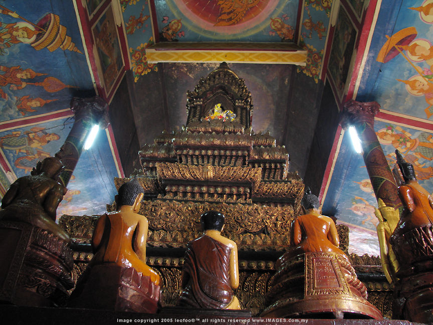 Link to Interior section of Wat Phnom (160k Jpeg)