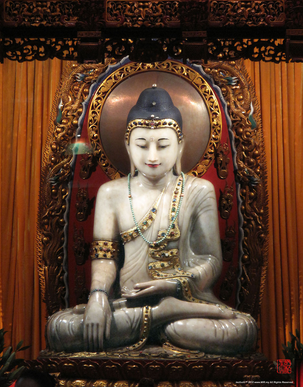 a stunning image of  the famous White Jade Buddha at YU FO SI temple, Shanghai  230k JPEG  Loading ..