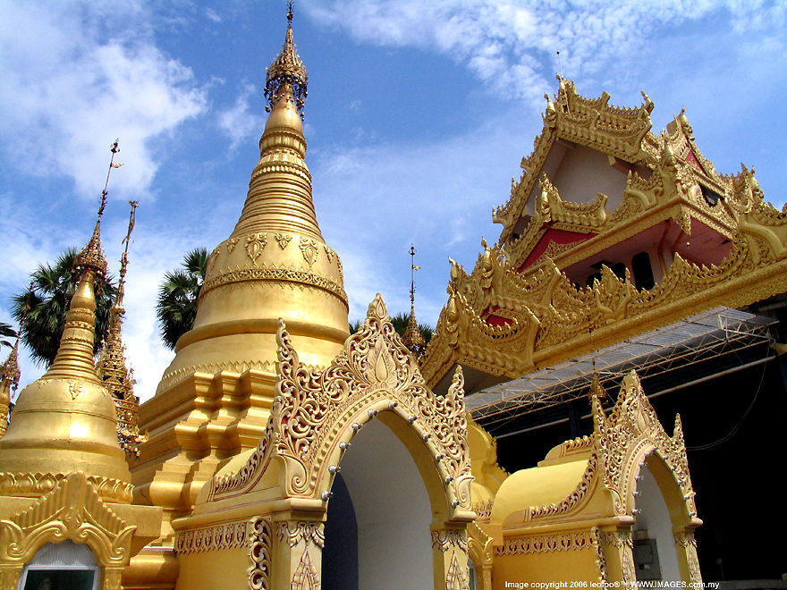 Main shrine hall at Dhammikarama Burmese Temple, Penang Island (204k) Loading ...... plase wait for image to load fully