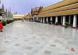 Open space and clean surrounding of Wat Suthat