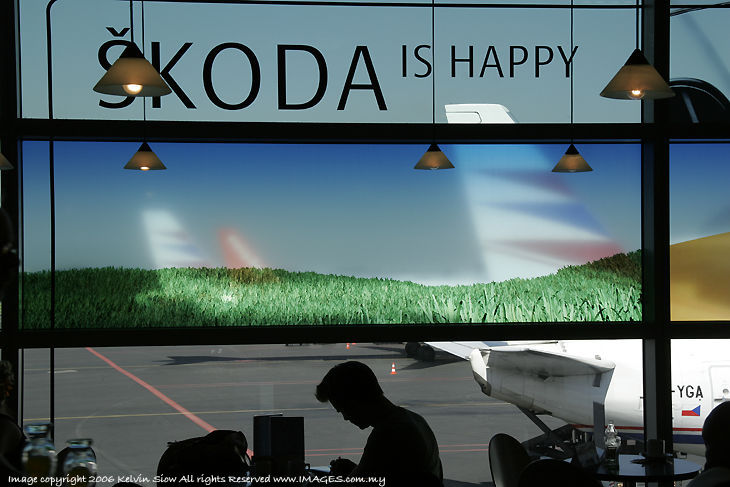 Candit at KLIA airport (68K Jpeg) Loading ...