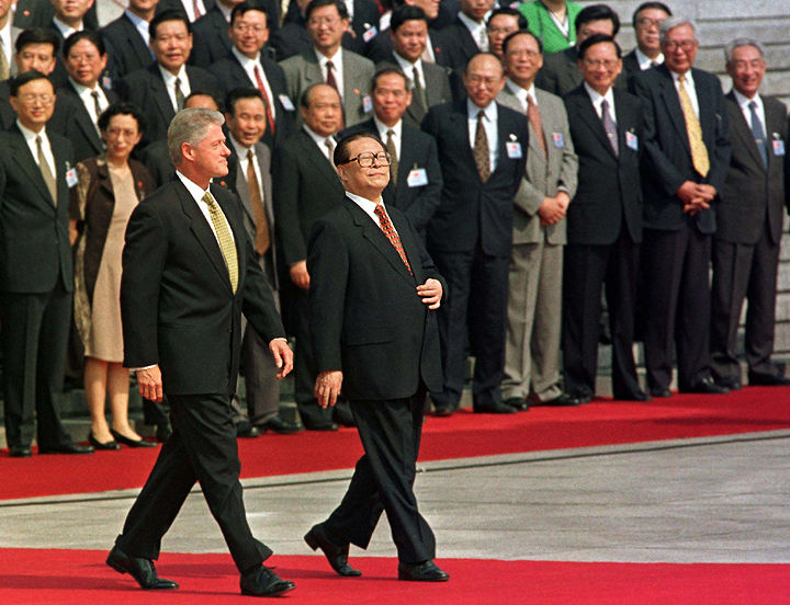Jiang and Bill Clinton, 2001 (130k) Loading ...