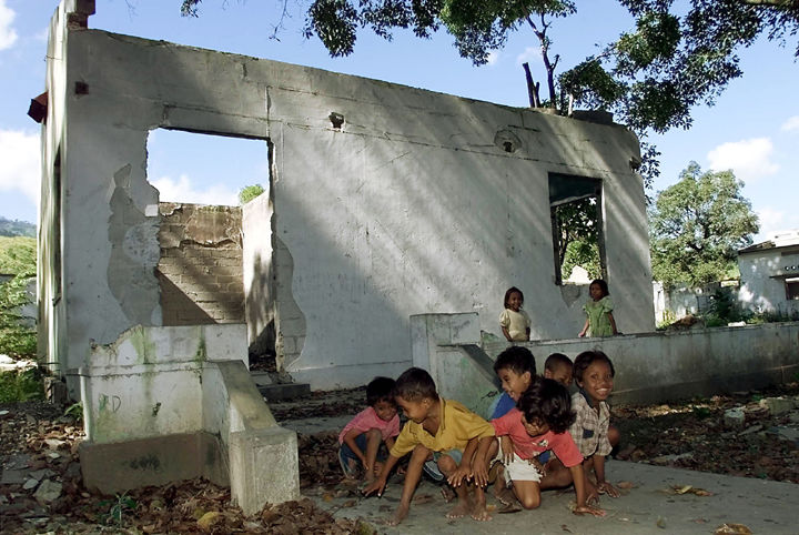 East Timor Childrewdn at play (102k) Loading .....