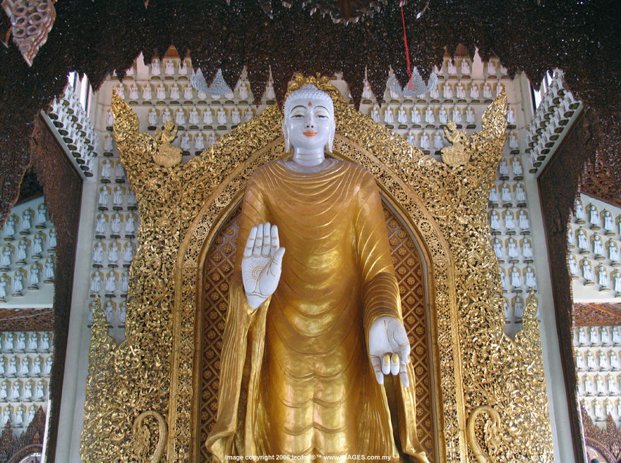 The SIMA SHRINE HALL that hosts the various Internation Buddha image forms at Dhammikarama Burmese Temple, Penang Island (File size 203k ) Loading .....