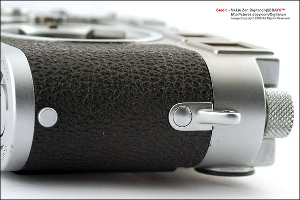 The engular neck strap angle eyelet design in Leica M3-700131 double stroke early model